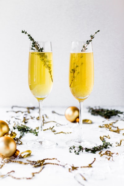 Shallow focal photography gold ornaments around the champagne glass
